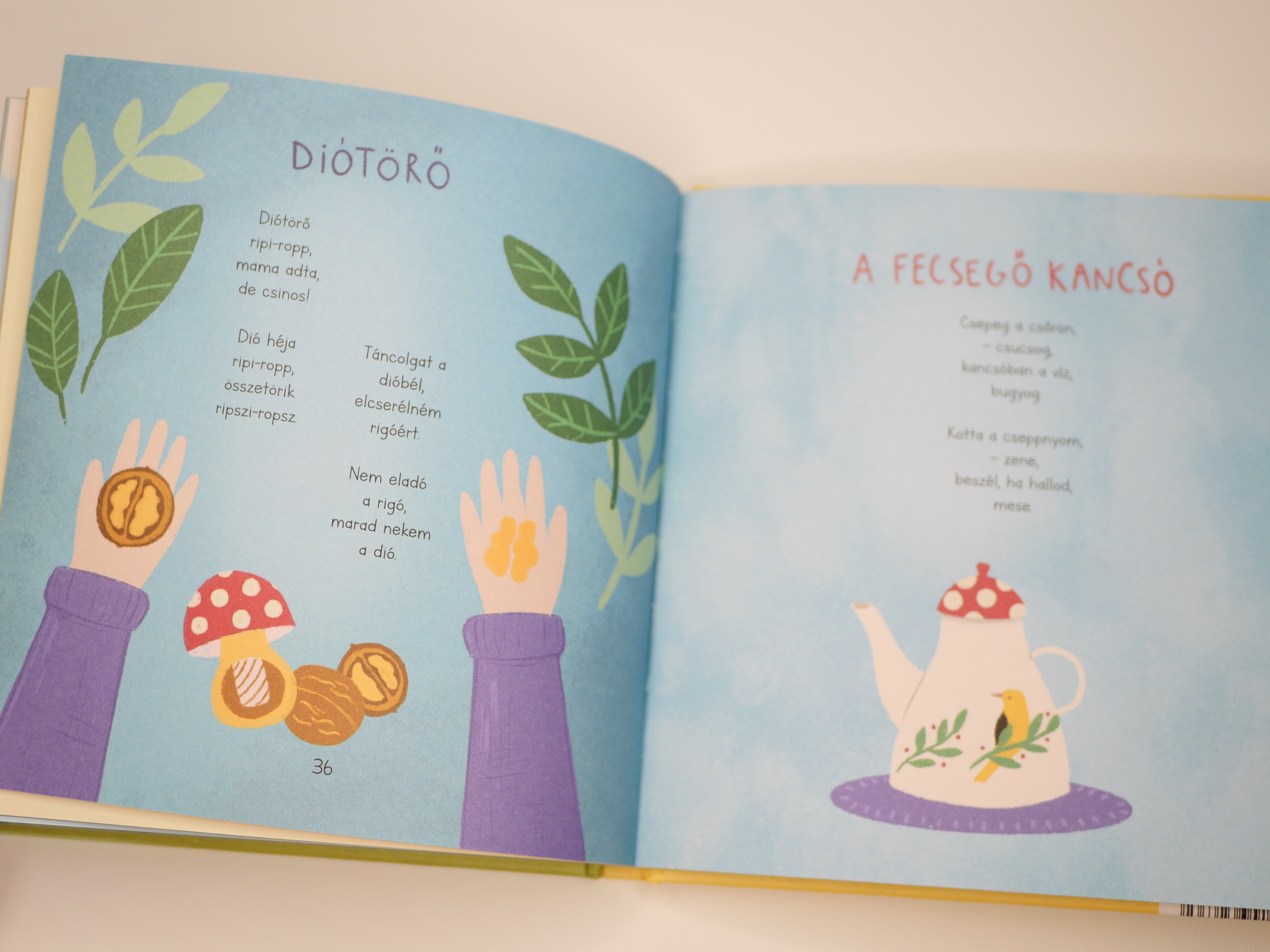 Kék hátterű kenyér és teáskanna