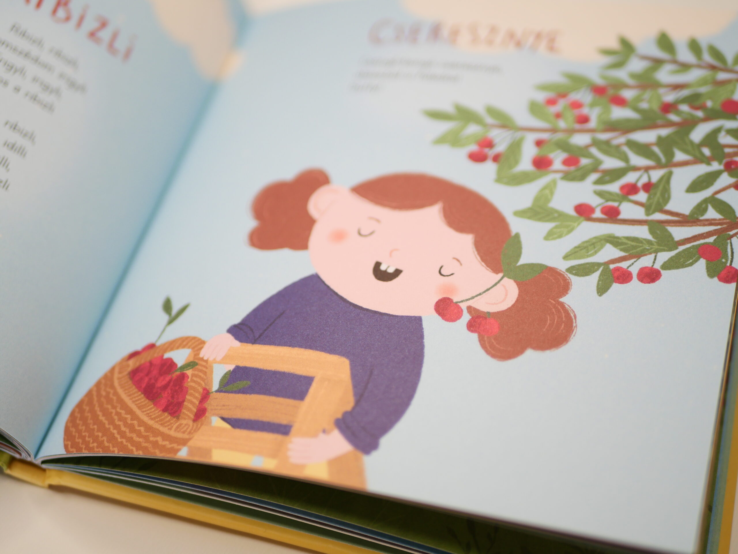 Lány berkenye fánál